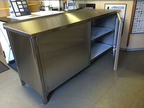 egyedi gy�rt�s� rozsdamentes vend�gl�t�ipari �ttermi konyhai munkaasztalok �s munkapultok