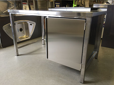 egyedi gy�rt�s� rozsdamentes vend�gl�t�ipari �ttermi konyhai munkaasztalok �s munkapultok