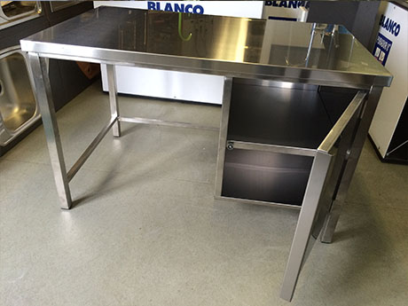 egyedi gy�rt�s� rozsdamentes vend�gl�t�ipari �ttermi konyhai munkaasztalok �s munkapultok