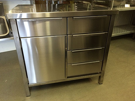 egyedi gy�rt�s� rozsdamentes vend�gl�t�ipari �ttermi konyhai munkaasztalok �s munkapultok